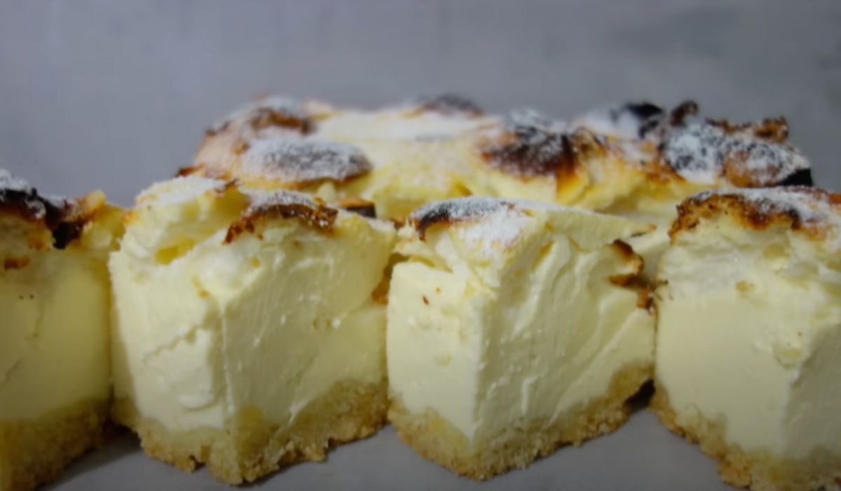 Andělský cheesecake nakrájené kousky čtyři vedle sebe dva vzadu