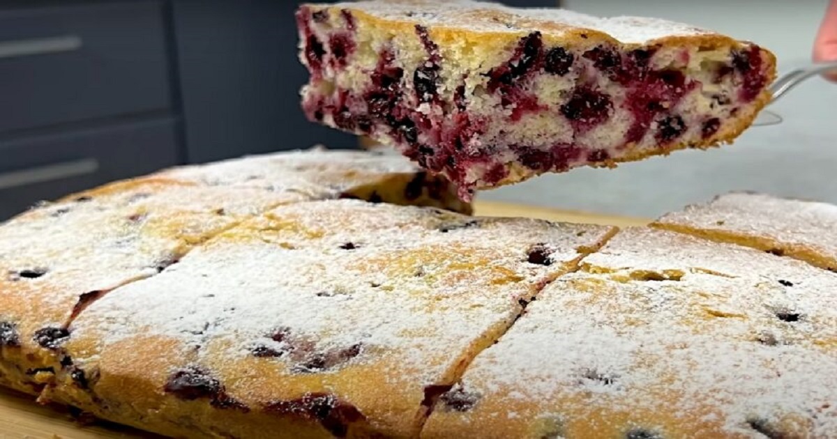 Berry pie upečený nakrájený