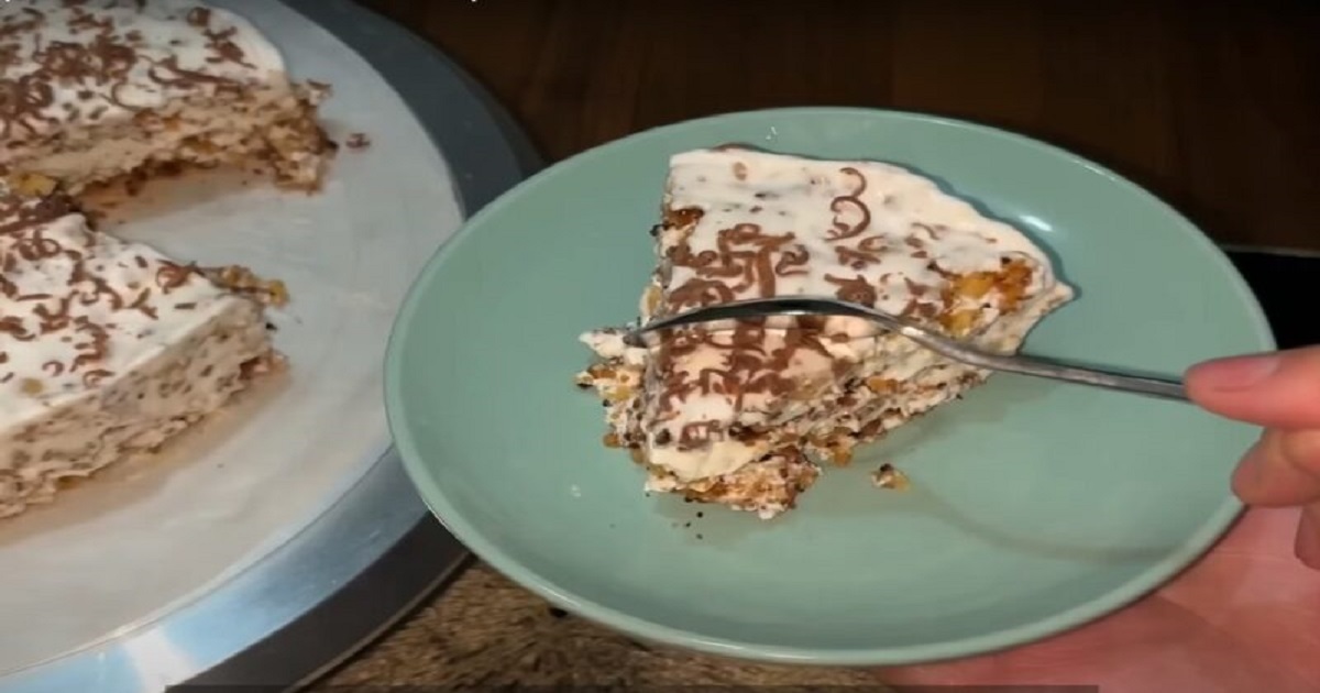 Dvoubarevný dort ukrojený na talíři