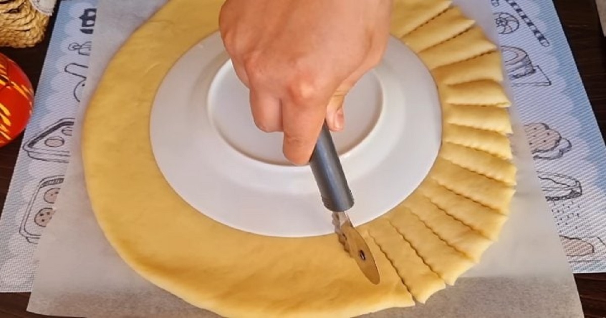 Koláč z mletého masa tvarování s talířem