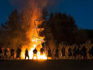 Obrázek ke kvízu: Kvíz: Poznáte alespoň polovinu těchto někdy až zvrácených kulturních tradic ve světě? Tak schválně!