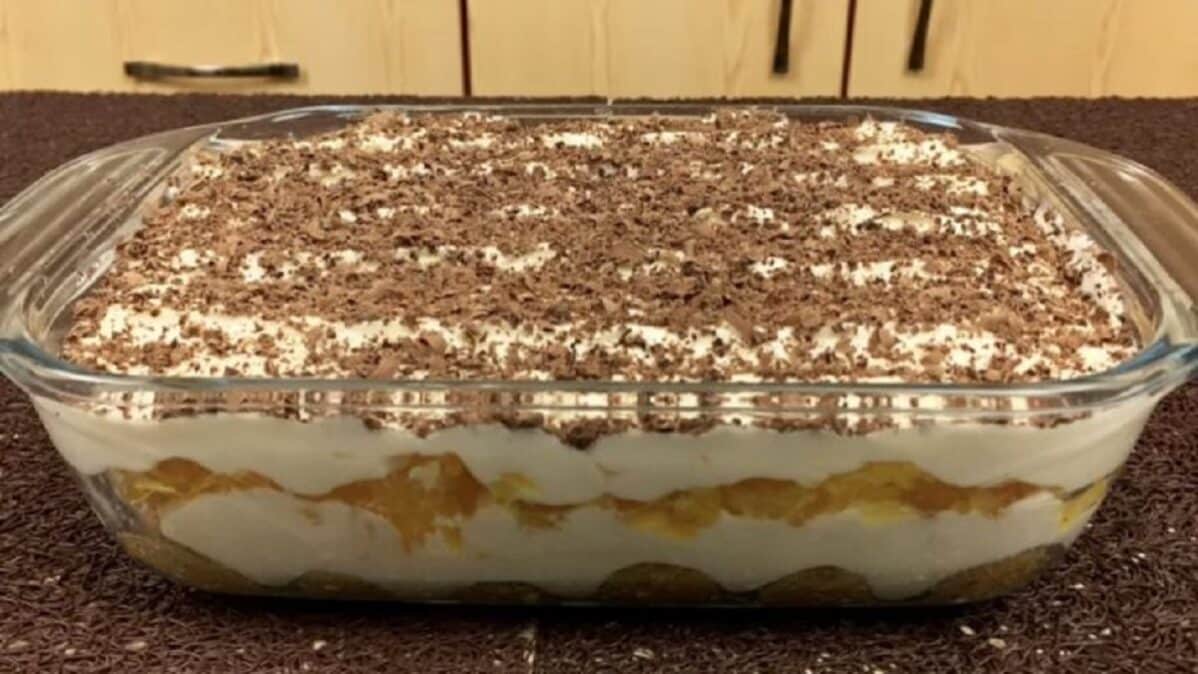 Nepečené tiramisu hotové posypané čokoládou