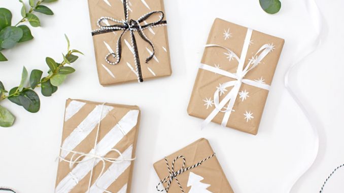 Obyčejné papírové tašky z hnědého papíru jako úžasný balící papír na dárky