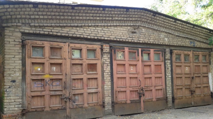 Old_garage_in_Moscow_Russia_in_2013