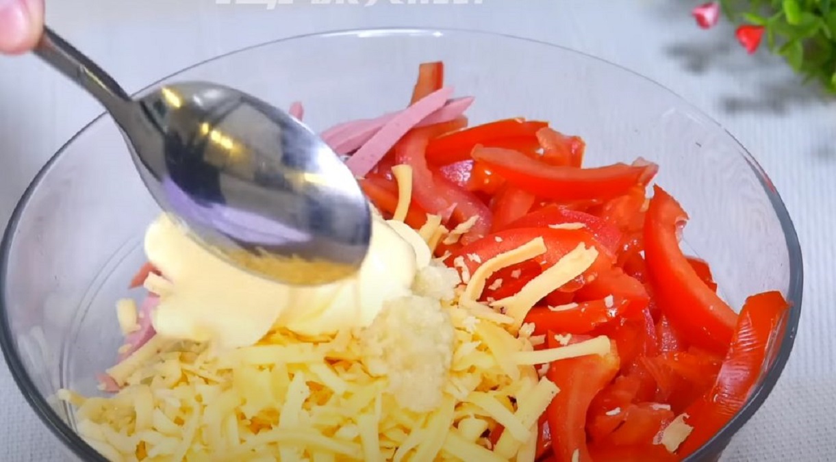 Rajčatový salát míchání nakrájených ingrediencí lžící