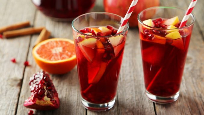 Sangría je lehký, osvěžující alkoholický nápoj, který si můžete jednoduše připravit i doma