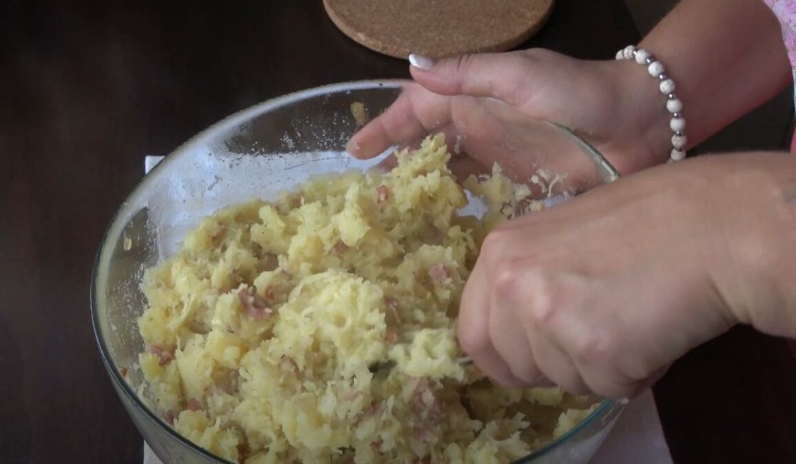 Slezská ciapkapusta míchání zelí a brambor v průhledné míse