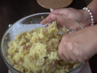 Slezská ciapkapusta míchání zelí a brambor v průhledné míse