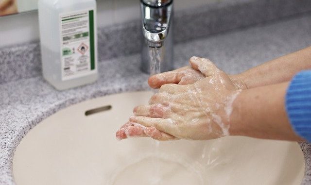 Tipy na výrobu domácí dezinfekce na ruce a jak správně ruce dezinfikovat