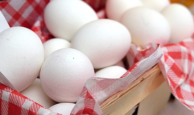 Vodu po uvaření vajec nevylévejte do dřezu, byla by to škoda – poradíme, co s ní