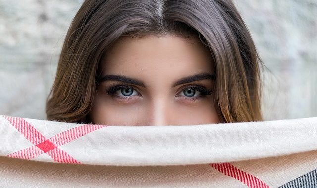 Získejte zpět krásné přírodní obočí s tímto doma vyrobeným olejíčkem