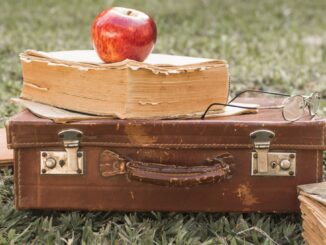 retro kufřík a knihy