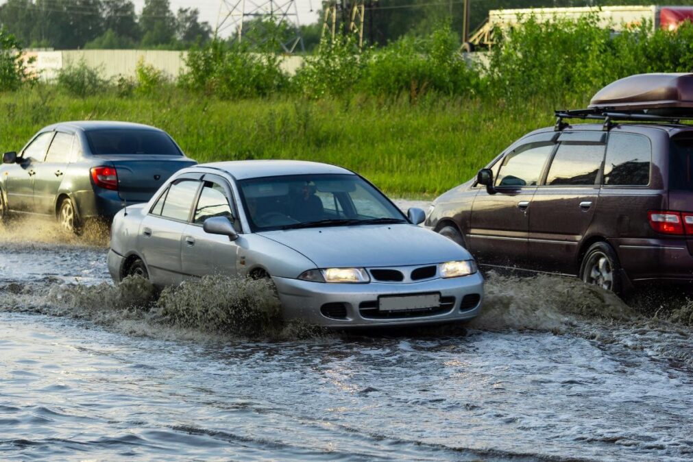auto na zatopené silnici