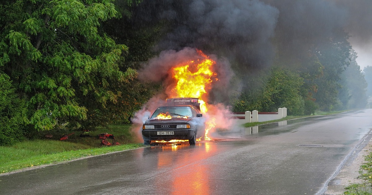 auto v plamenech