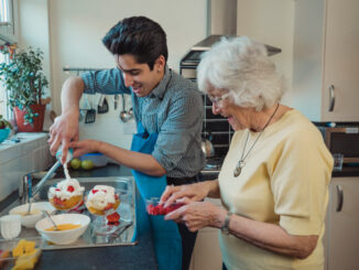 Babička vaří s vnukem