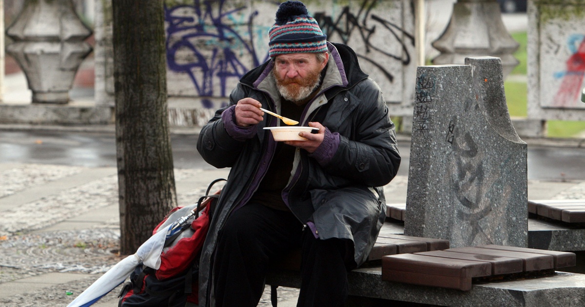 bezdomovec-ulice-jidlo