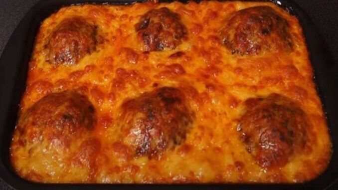 Bramborová kaše s karbanátky a čedarem v jednom pekáči: Recept