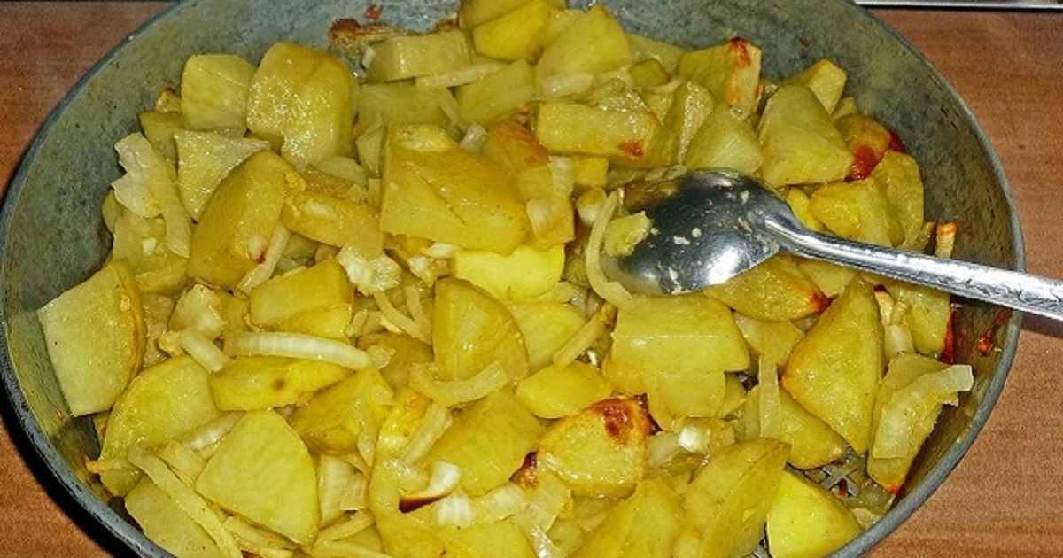 brambory s cibulí