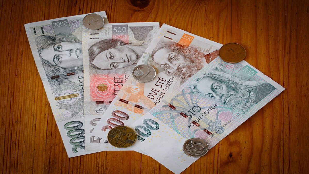 ceske-vzacne-penize Důchodová reforma bankovky na stole