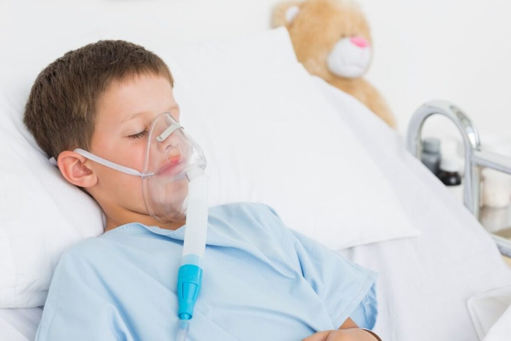 chlapec v nemocnici na kyslíku