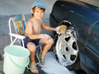 chlapec myje auto