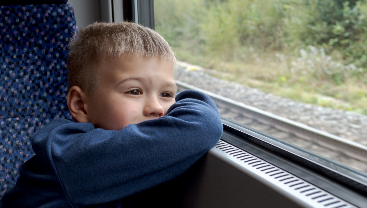chlapec-vlak-kupe