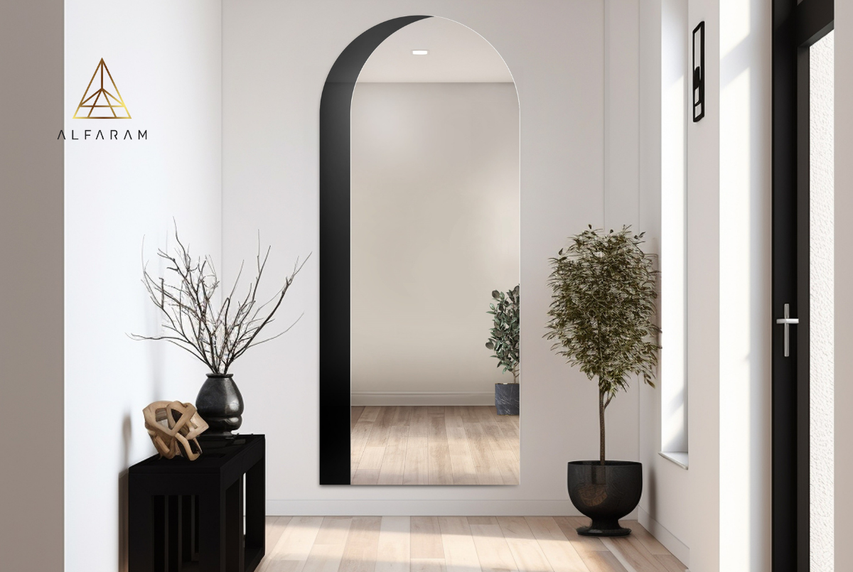 Poloviční oválné zrcadlo s dekorativním černým lakobelem - KOSMA