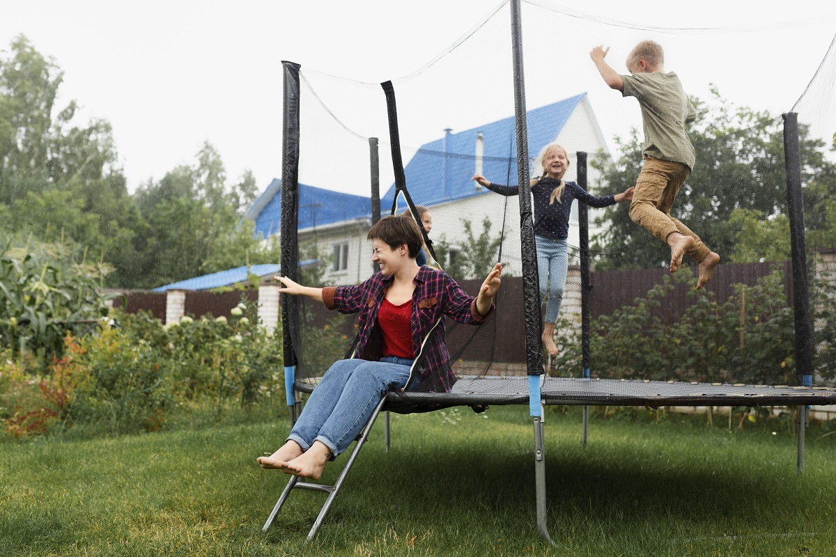 deti-hrani-trampolina