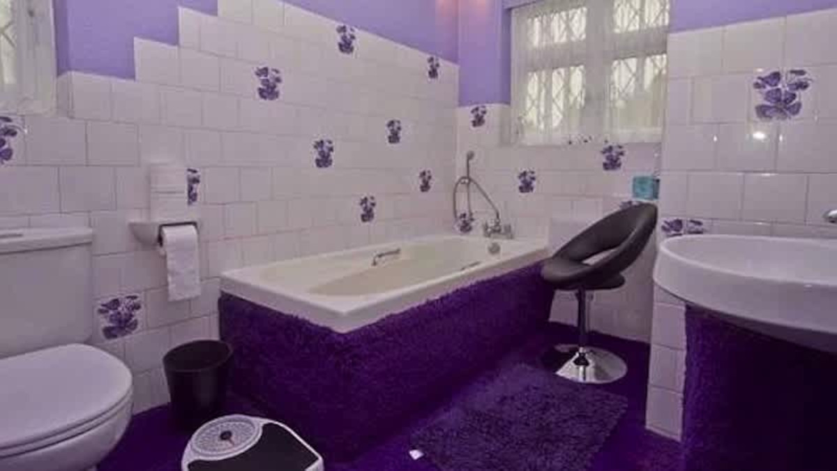 fialová koupelna