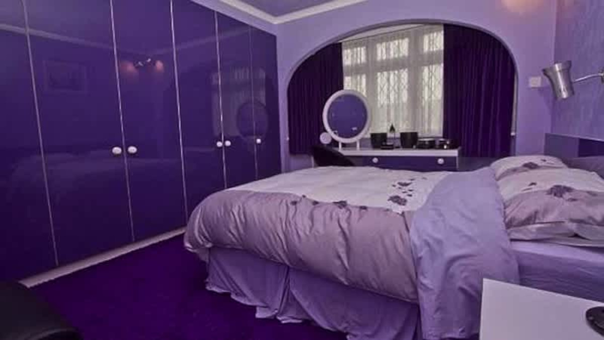 fialová ložnice