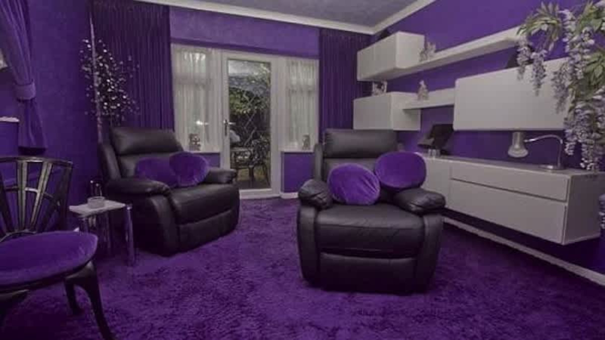 fialový obývací pokoj