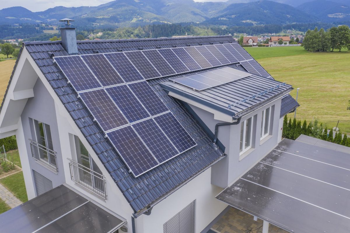 dům se solárními panely