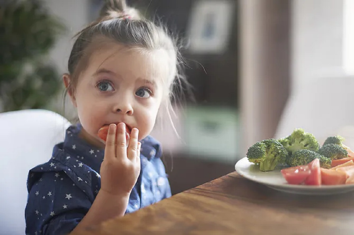 holčička jí zeleninu