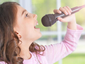holčička zpívá