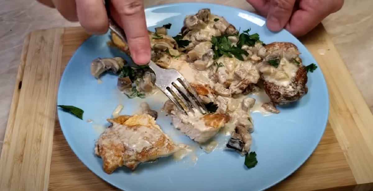 hotový pokrm s kuřecím v marinádě