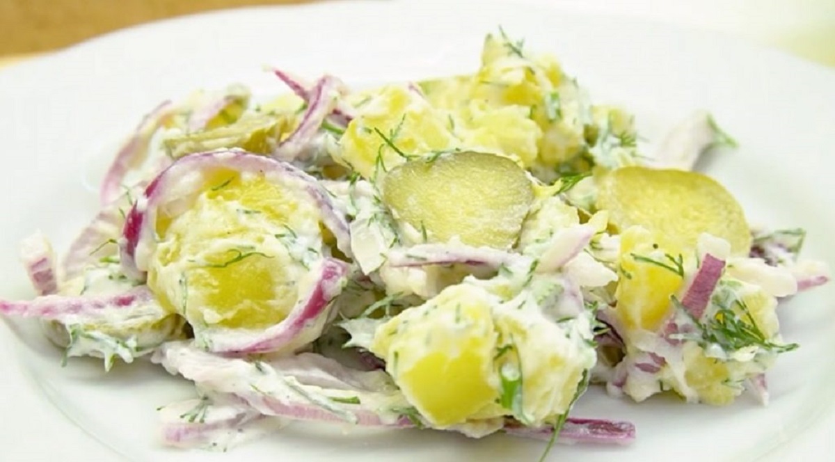 hotový bramborový salát na talíři