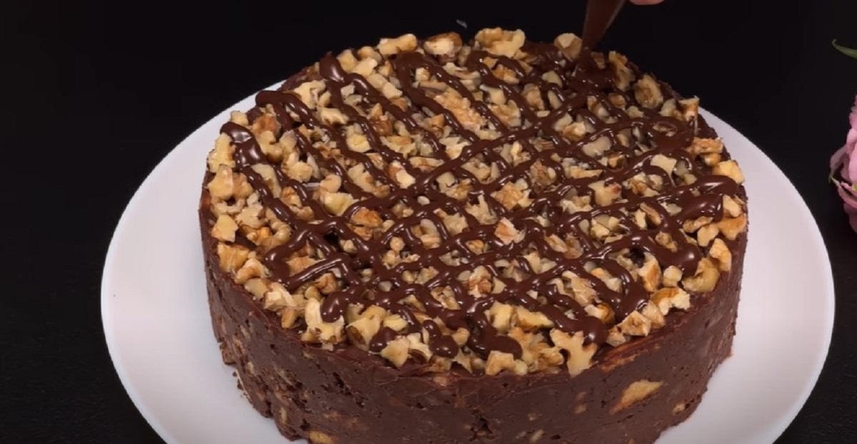 hotový sušenkový čokoládový dort