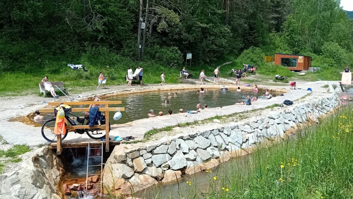 Kalameny, termální jezero