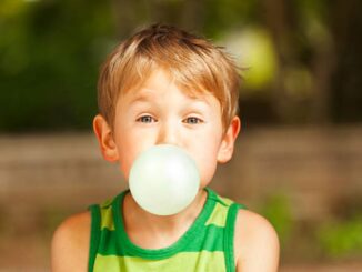 chlapec žvýkačka bublina