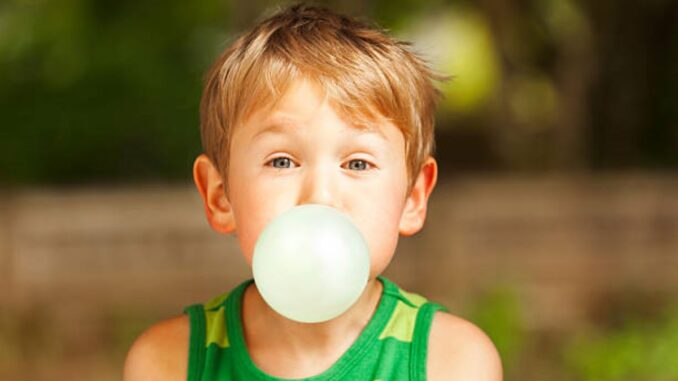 chlapec žvýkačka bublina