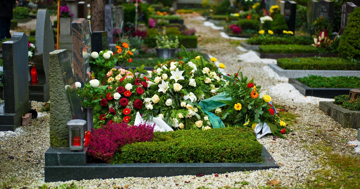 kvetiny-hrob-nahrobek-dekorac