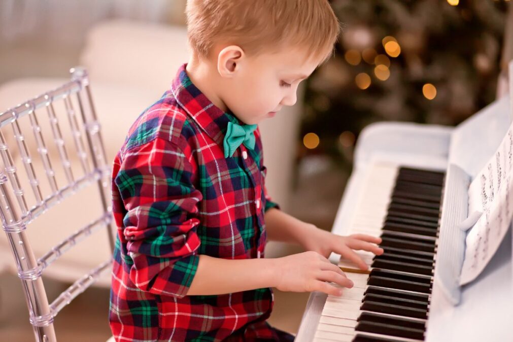chlapec u piana