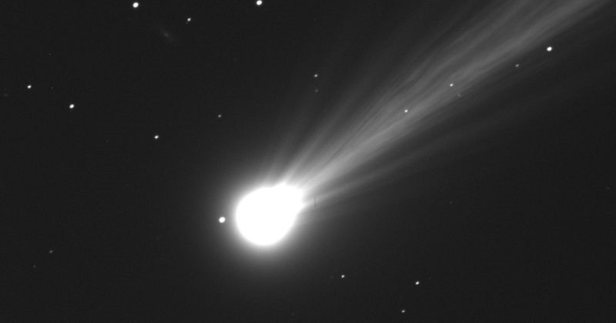 letici-hvezda-kometa-obloha