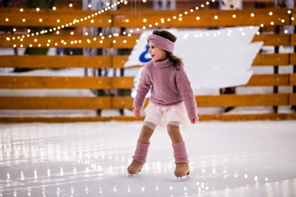 malá holčička na ledních bruslích