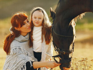 matka s dcerou u koně