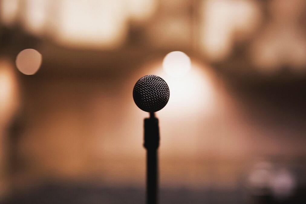 mikrofon na pódium
