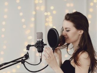 žena zpívá
