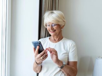 starší žena na mobilu
