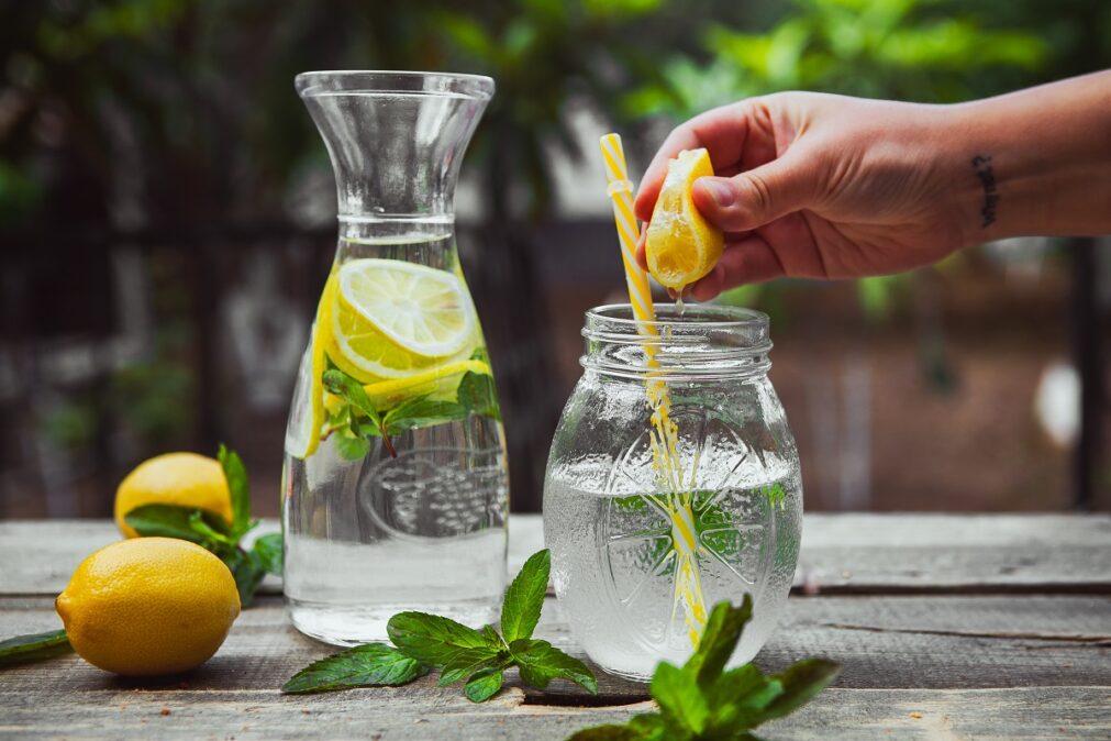 nápoj voda a citron