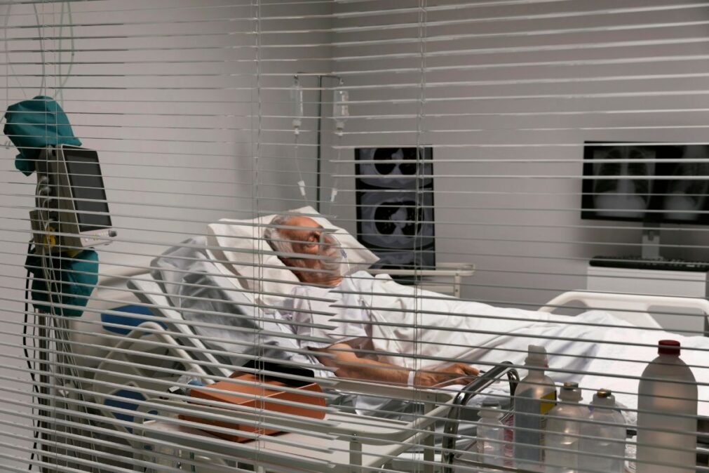 starší muž leží v nemocnici